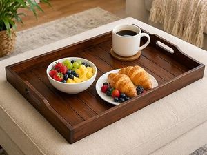 Plateau de service en bois artisanal avec bords surélevés et poignées découpées, plateau rectangulaire rustique pour le petit-déjeuner, pour lit, canapé et décoration intérieure - Product Image 3