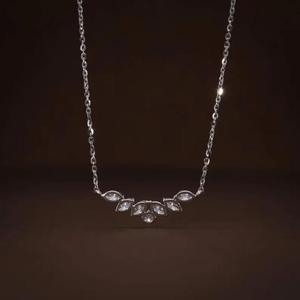 Collier pendentif en or blanc massif avec diamants taillés marquise et ronds, serti en grappe incurvée, chaîne à maillons en V, style minimaliste - Product Image 4