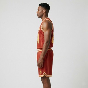 Ensemble de maillots de basket rétro personnalisés pour hommes, rouge et or à rayures fines, uniforme d'équipe vintage à col en V, short en mesh respirant - Product Image 3