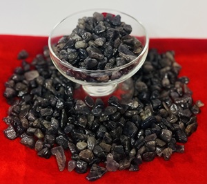Éclats de pierre semi-précieuse Iolite pour la fabrication de bijoux, l'artisanat et la lithothérapie – Éclats bruts naturels d'Iolite par des consignataires indiens - Product Image 5