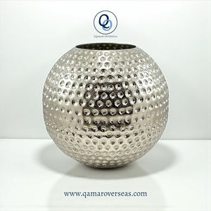 Aluminium Tabletop Vase Handmade Modern Design Metal Flower Vase for Home Decoration Silver Finish Tabletop Vase - Product Image 3
