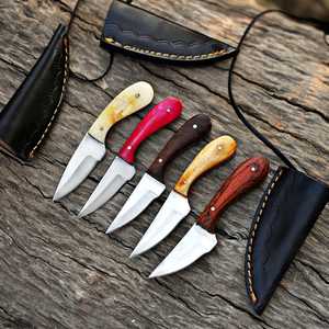 Lot de 5 couteaux de chasse et de survie professionnels à lame fixe en acier carbone forgé à la main, style Damas, pour le cou (EDC), personnalisables OEM/ODM, colorés - Product Image 1