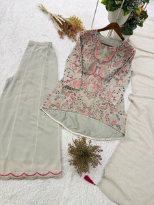Nouvelle tenue Salwar Kameez au design moderne pour les mariages, les fêtes et les événements, provenant d'un fournisseur et exportateur indien. - Product Image 4