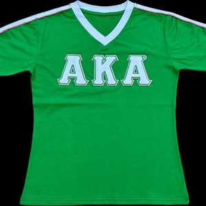 Camiseta AKA Premium de Chenille con Cuello en V para Mujer, Bordado con Letras Griegas, Ribete en Contraste, Cuello en V, Top Casual de Alta Calidad - Product Image 1