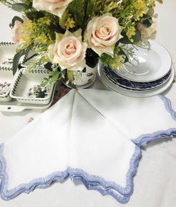 Serviettes en tissu personnalisées en gros, broderie, bordure festonnée bleue, serviettes de table en coton, durables pour la maison, les mariages et les événements - Product Image 4