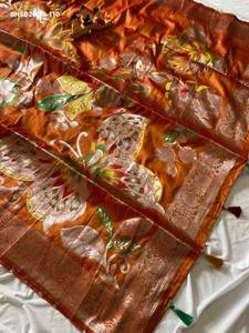 ผ้าไหมเนื้อนุ่มสวยงาม พร้อมลายปักดิ้นสีสันสดใส ลายผีเสื้อและดอกไม้ พร้อมพู่ห้อย ปาลลู ซารี-เสื้อคลุมแบบสวม ผู้จัดจำหน่ายทั่วโลก - Product Image 3
