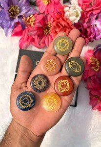Design coloré 7 chakras, forme ovale polie et lisse, sensation agréable au toucher, idéal pour la méditation et la relaxation, excellent pour l'enseignement. - Product Image 1