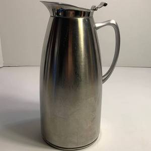 Carafe à eau artisanale en acier inoxydable avec couvercle, pichet à boisson décoratif en métal martelé pour restaurant, hôtel, restauration - Product Image 1