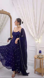 Ensemble robe Anarkali en soie bleue Fendy avec broderie de fils de soie Fendy et travail de dentelle Moti, robe Anarkali et pantalon avec dupatta - Product Image 3