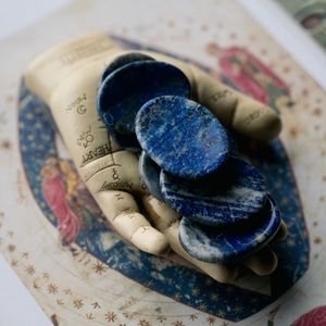 Lapis Lazuli Worry Stone Pierre de pouce en cristal de guérison naturelle polie pour le soulagement de l'anxiété et la relaxation par Aameena Agate - Product Image 3