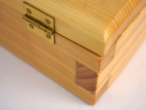 Caja Decorativa Rectangular de Madera de Pino Lacada con Cierre, Diseño Moderno, para Manualidades, Arte, Pasatiempos o Joyería - Product Image 5
