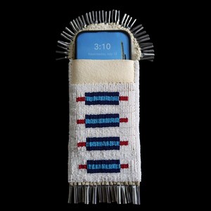 Funda de Teléfono con Bordado de Santa Claus Navideño, Oferta Especial Navideña, Cubierta Trasera de Tela Suave Color Crema con Bordado Rojo y Blanco - Product Image 1