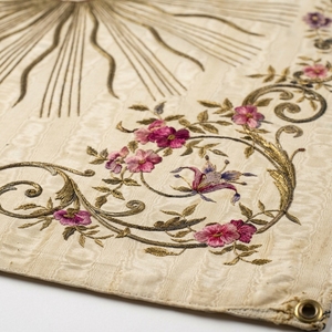 Velo de Cáliz de Iglesia de Seda Antigua Bordado a Mano con Monograma IHS y Motivos Florales de Hilo Dorado, Estendard Litúrgico para Altar - Product Image 3