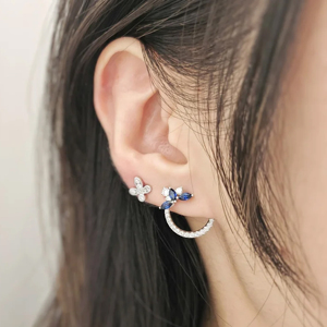 Pendientes de Aro Florales Plateados con Zafiro Azul y Detalles de Diamantes, Diseño de Media Luna en Metal Blanco - Product Image 4