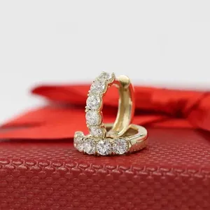 Aros Huggie con Diamantes Naturales GHVS 0.63 de Aspecto Elegante, Oro Amarillo de 14K - Product Image 2