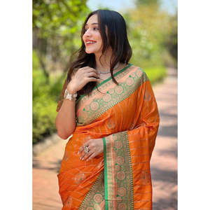 Conjunto de Seda Suave Naranja para Mujer con Sari de Contraste Tejido con Zari - Product Image 2