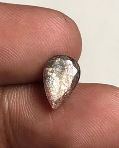 Iolita piedra del sol natural facetada con múltiples escamas, iolita piedra del sol con tonos rojos, corte de pera. - Product Image 2