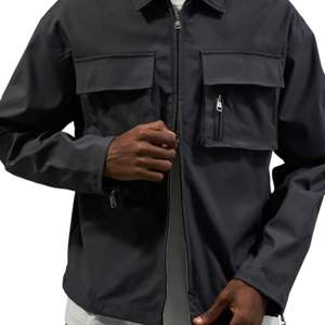 Chemise technique à manches longues pour homme avec fermeture éclair, poche cargo, veste décontractée streetwear grise, vente en gros OEM - Product Image 3