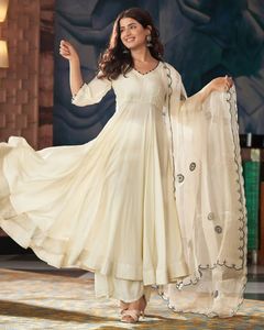 ชุดเดรส Anarkali ผ้าไหมวิชิตร้าปักลายและประดับด้วยเลื่อมสำหรับงานปาร์ตี้ พร้อมกางเกงและผ้าคลุมไหล่ ชุดพร้อมสวมใส่ - Product Image 1