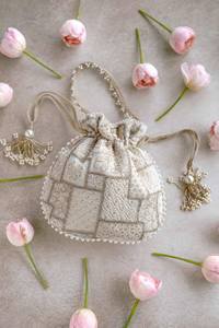 Bolsa Potli de Poliéster con Bordado Tradicional, Regalo de Boda para Mujer, Recuerdo de Fiesta Nupcial, Ecológica, Duradera, a la Moda, Venta al por Mayor en India - Product Image 5