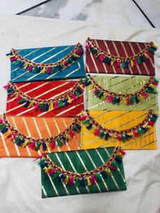 Enveloppes en soie Gota Patti artisanales et colorées, style ethnique Rajasthani, pochettes de style Potli avec des bordures à pompons colorées - Product Image 2