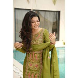 Ensemble 3 pièces pour femme en soie Chinnon brodée Zari : haut, pantalon et dupatta - Product Image 1