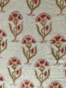 Tela de algodón estampada a mano – Estampado floral tradicional Booti |   Rojo y verde oliva sobre base natural |   Textiles Hechos a Mano en India - Product Image 3