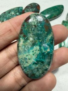 Pierre précieuse naturelle Chrysocolle ovale cabochon verte avec matrice rouge pour la fabrication de bijoux, pierre brute polie - Product Image 3