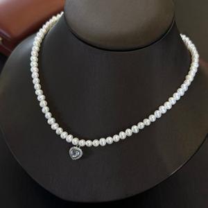 Collier de perles d'eau douce de haute qualité, 5-6 mm, presque rondes, petit charme d'amour, élégant ornement de cou pour femmes - Product Image 1