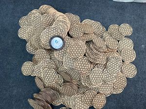 Sous-verres en bois MDF découpés au laser sur mesure, ronds, 4x4 pouces, 4 mm d'épaisseur, écologiques, faits à la main, design classique - Product Image 3