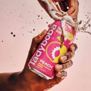 Nouvelle saveur de jus de boba pétillant à la pêche, prêt à boire, canette de 310 ml, à secouer avant de consommer - Product Image 3