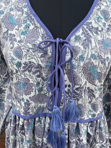 เดรสยาวผ้าฝ้ายพิมพ์ลายด้วยมือ 100% พร้อมงานปักและพู่ห้อย สไตล์ลำลองลายดอกไม้ ชุดยาวแบบอินเดีย ราคาขายส่ง - Product Image 4