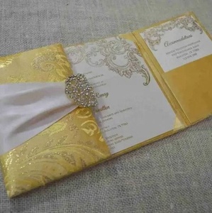 Folio de invitación de boda de seda brocada dorada con cinta de color marfil y broche de cristal al mejor precio, tarjeta de boda del proveedor - Product Image 2