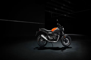 Moto TRIUMPH "NEW SPEED T4" avec finition argent rouge noir, style sport scrambler - Product Image 3