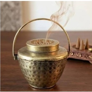 Brûleur d'encens tendance de forme personnalisée pour la décoration de table, nouveau brûleur de Bakhoor élégant avec finition dorée brillante - Product Image 3