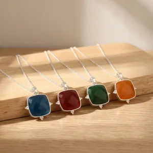 Pendentif fantaisie tendance en forme de coussin en laiton plaqué argent 18 carats avec pierre précieuse de jade naturel, vente en gros, bijoux de mode pour mariage, best-seller - Product Image 1