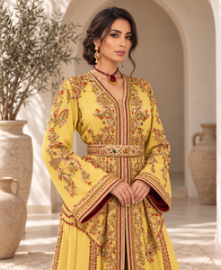 Vestido Marroquí Amarillo Mantequilla Mishkat Couture con Bordado Dorado, Terciopelo Color Ciruela, Elegante, Largo Maxi, Mangas Acampanadas y Cinturón - Product Image 5