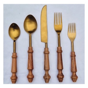 ชุดช้อนส้อมมีดเคลือบทองคำแบบใหม่ พร้อมด้ามจับไม้ ชุดช้อนส้อมมีดสำหรับรับประทานอาหาร ชุดจานชามสำหรับจัดโต๊ะอาหาร ของตกแต่งงานแต่งงาน - Product Image 2