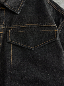 Chemise en jean noir déchiré pour homme, avec poche effilochée, bords bruts, manches courtes, coupe carrée, épaules tombantes, style streetwear - Product Image 5