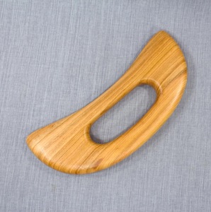 Masseur facial Gua Sha en bois rustique écologique avec artisanat en bois d'acacia massif pour la relaxation musculaire - Cadeau du Nouvel An - Product Image 4
