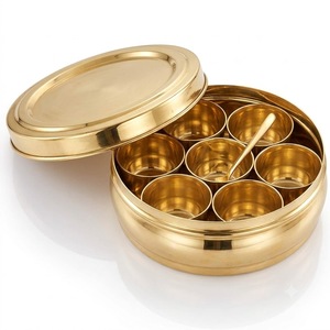 Juego de recipientes para especias de latón puro con cuchara de latón, organizador de especias tradicional indio de 7 compartimentos, acabado dorado, utensilios de cocina al por mayor - Product Image 1