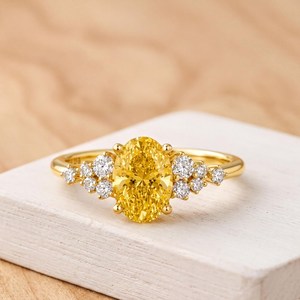 Bague de fiançailles en or massif 10K 14K 18K jaune, avec diamant ovale et diamant de laboratoire rond, certifiée IGI, couleur DEF, clarté VS VVS, vente en gros - Product Image 1