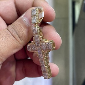 จี้กางเขนแบบกำหนดเองประดับเพชรโมอิสซาไนต์ทรงบาแกตต์ชุบทอง 14K ระดับ VVS ของขวัญสำหรับทุกเพศ เครื่องประดับฮิปฮอป - Product Image 2