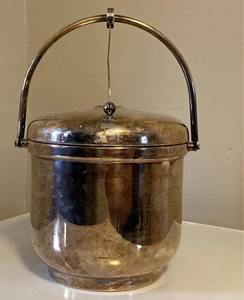 Cubo de hielo de aspecto antiguo, ideal para bares y restaurantes, con un diseño atemporal para el almacenamiento de hielo y el servicio de bebidas, procedente de la India. - Product Image 1