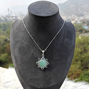 Collier pendentif de luxe en amazonite naturelle et quartz bleu suisse, design de créateur, texture métallique, laiton plaqué argent. - Product Image 4