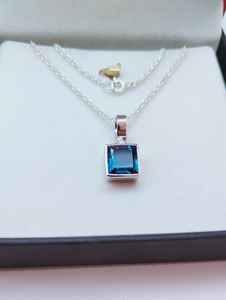 Pendentif Breloque Fait Main en Argent Sterling 925 avec Saphir Bleu Océan Taillé Carré et Monture Bezel, Cadeau pour Enfants, Femmes et Unisexe - Product Image 6