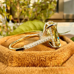 Anillo de Diamante Amarillo de Corte Radiante Cultivado en Laboratorio, con Halo de Diamantes Ocultos y Piedras Laterales Brillantes, en Oro Amarillo de Lujo - Product Image 4