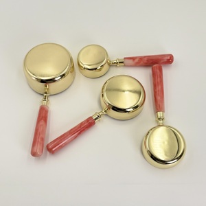 Juego de 4 piezas de tazas y cucharas medidoras de acero inoxidable con mango de resina y acabado PVD dorado, con escala, herramientas de cocina para hornear, suministro de fábrica - Product Image 5