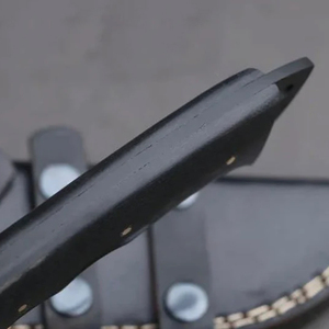 Couteau Tracker en acier D2 avec revêtement noir, manche en Micarta et étui en cuir - Product Image 3