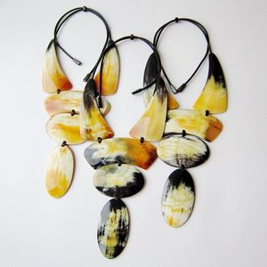 Collar de cuerno hecho a mano contemporáneo con colgante de forma única, perfecto para desfiles de moda y exhibiciones de joyería en boutiques. - Product Image 1